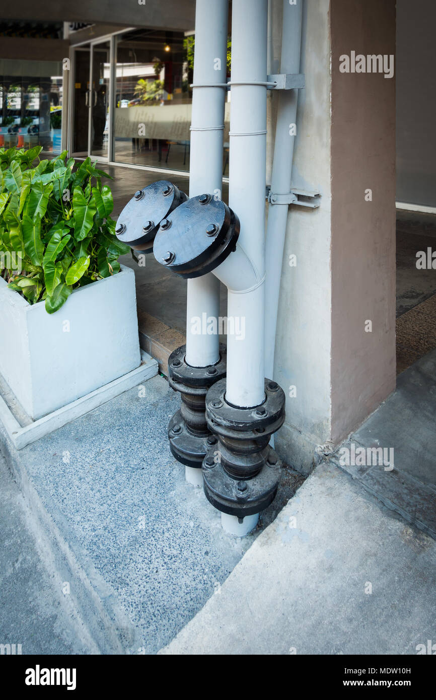 Conduttura fognaria e sistema di drenaggio per l'esterno dell'edificio. Foto Stock