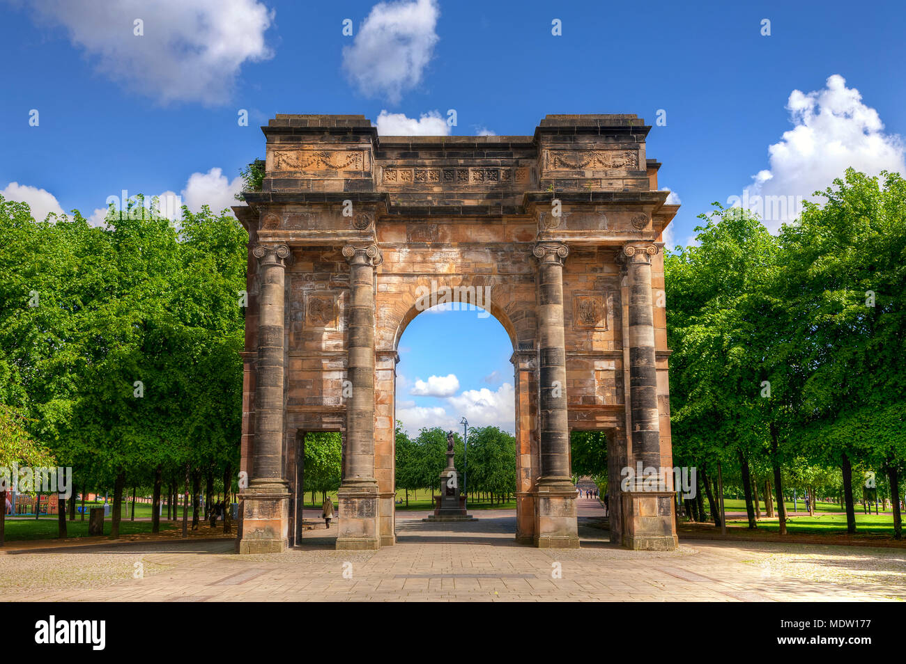 La McLennan Arch all'entrata di Glasgow Green, su un cielo blu giorno di estate Foto Stock