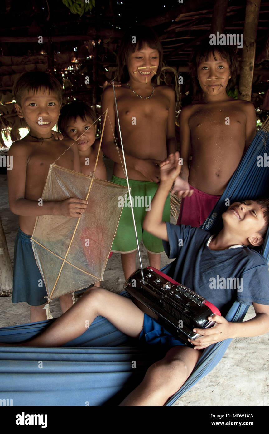 Teen Yanomami con stack radio nel villaggio di castagna Foto Stock