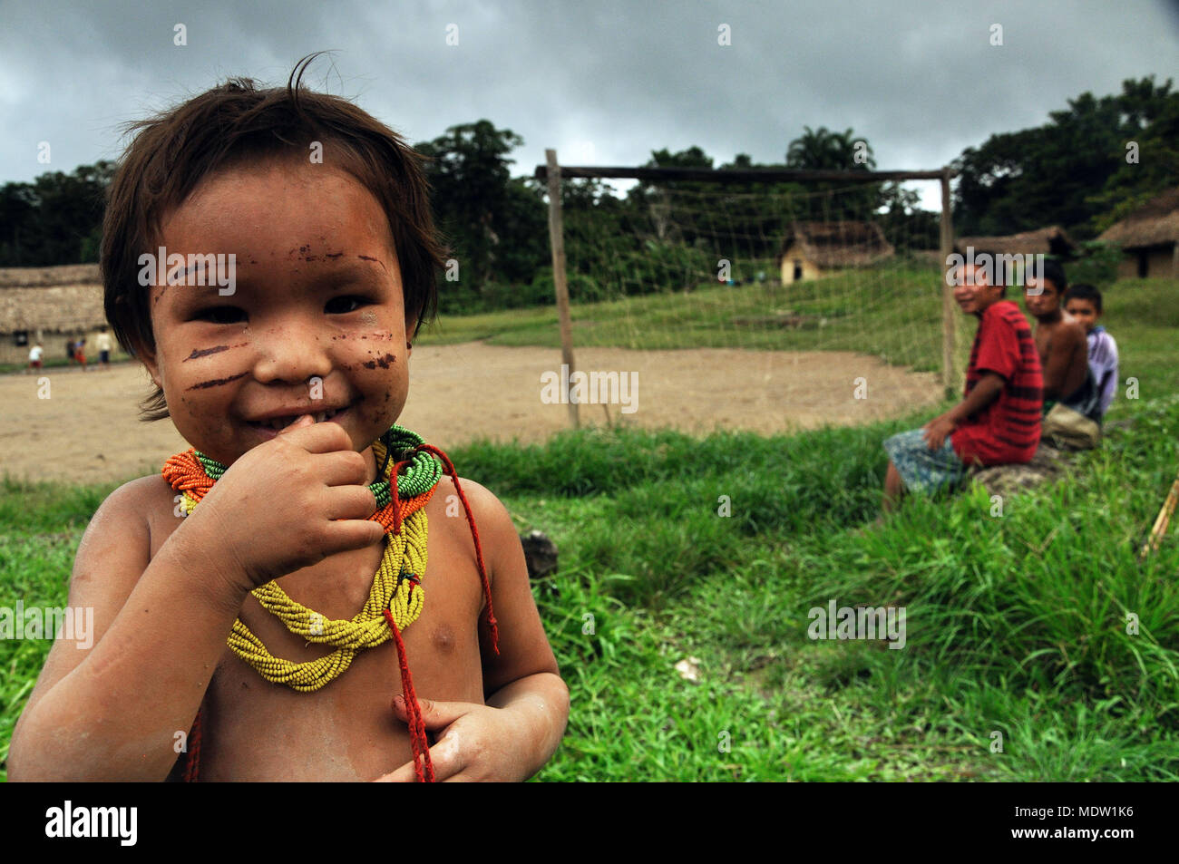 Gli Yanomami i bambini del villaggio di Kolulu Auaris - Bacino del fiume - Brazilazil confine - Venezuela Foto Stock