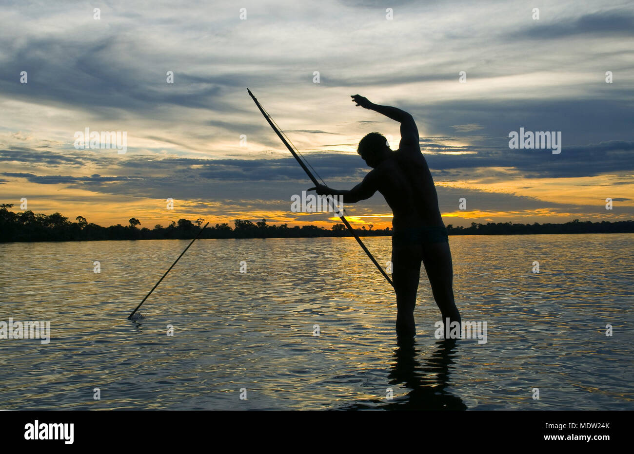 Kalapalo Ipa Indian la pesca sul lago con il tiro con l'arco - Villaggio Aiha - Parco indigeno dello Xingu Foto Stock