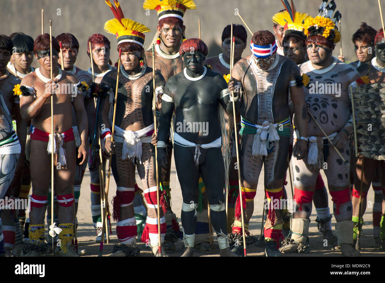 Gli indiani del villaggio Kalapalo Aiha Jawari vying con Wuaja etnicità - Parque do Xingu indigeni Foto Stock