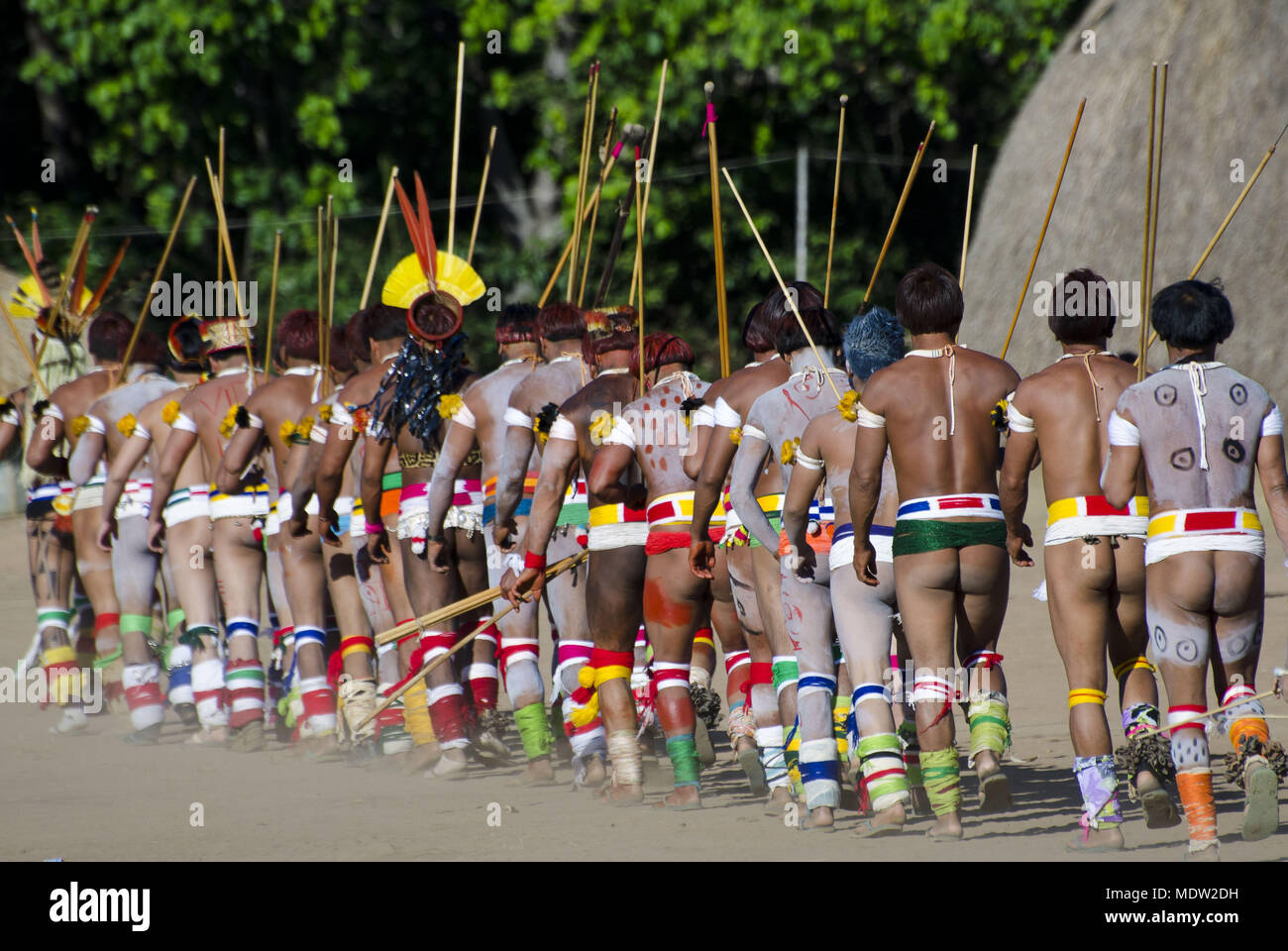 Gli indiani del villaggio Kalapalo Aiha preparando per Jawari - Parque do Xingu indigeni Foto Stock