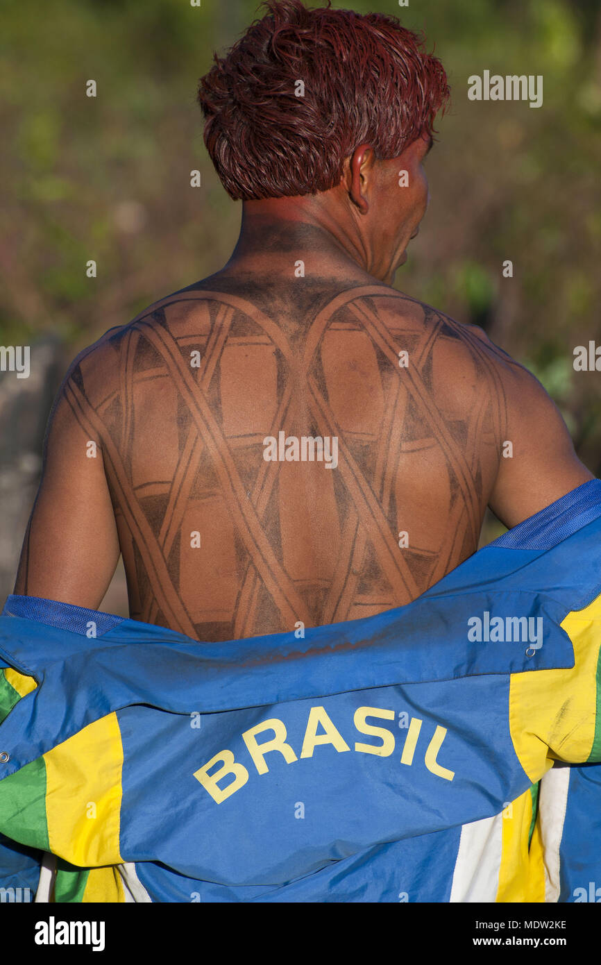Etnia indiana Kalapalo con verniciatura scocca e shirt Brazilazil - Villaggio Aiha Foto Stock