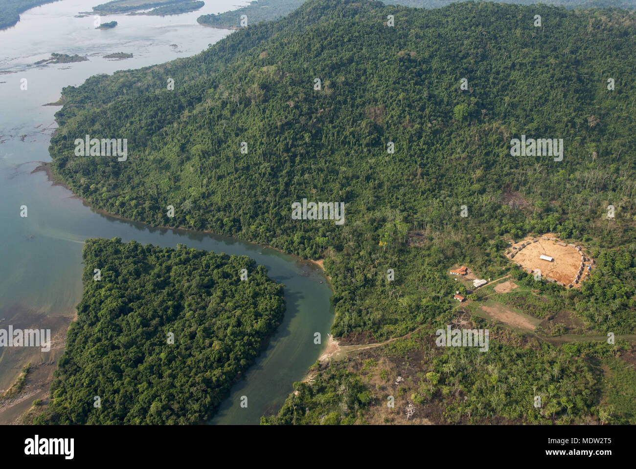 Vista aerea del villaggio Pykararakre Kayapo etnia del fiume Xingu bank Foto Stock