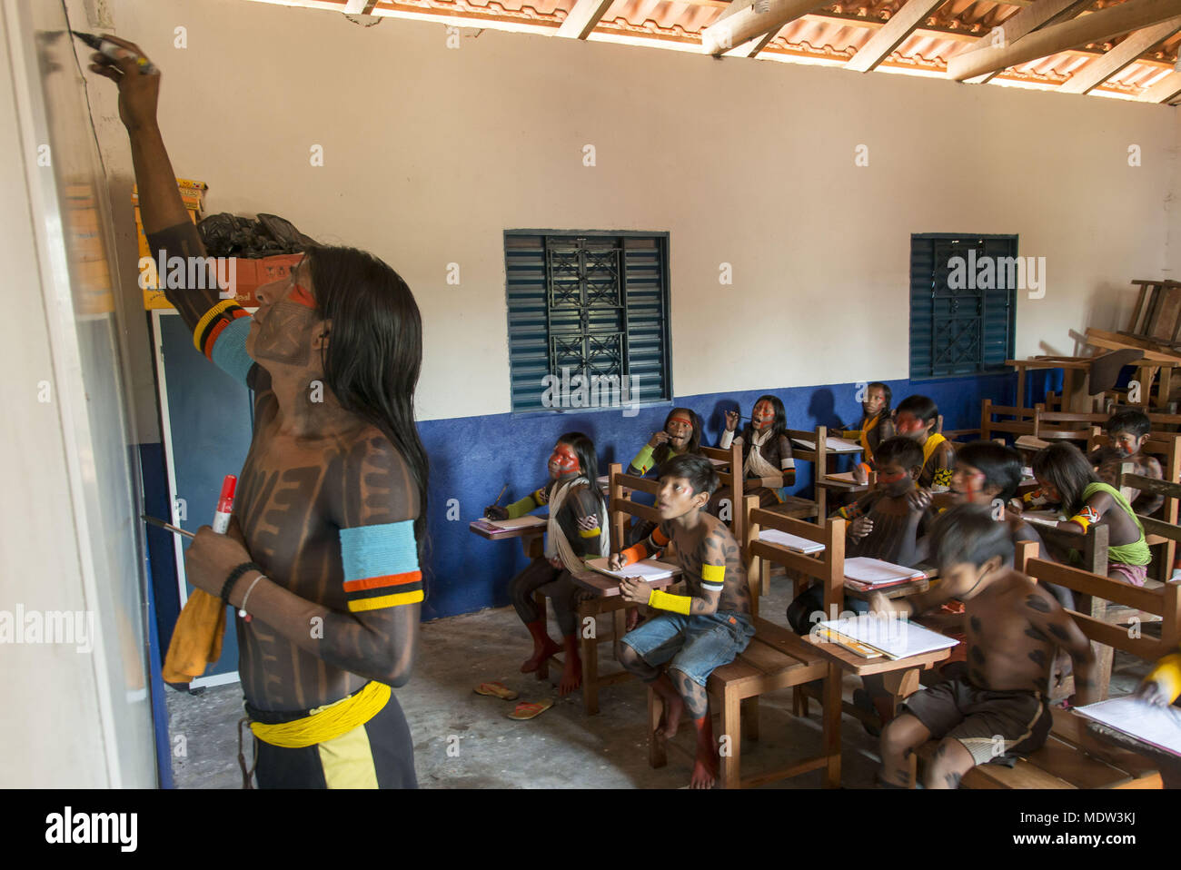 Classe scuola comunale in Moikarako villaggio etnico Kayapó Foto Stock