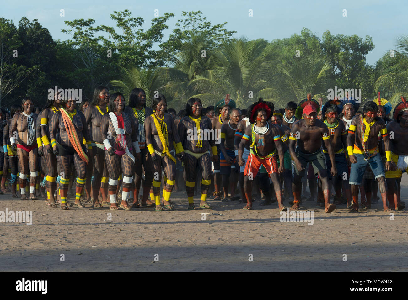 Gli Indiani Kayapo e villaggio indiano Moikarako partecipare alla danza di manioca Foto Stock