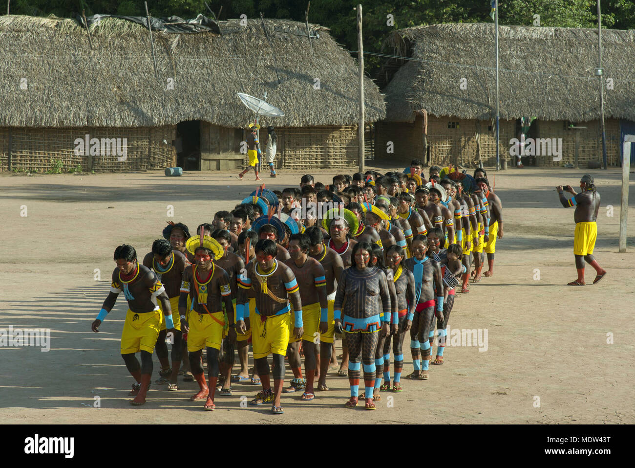 Gli Indiani Kayapo e villaggio indiano Moikarako partecipare alla danza di manioca Foto Stock