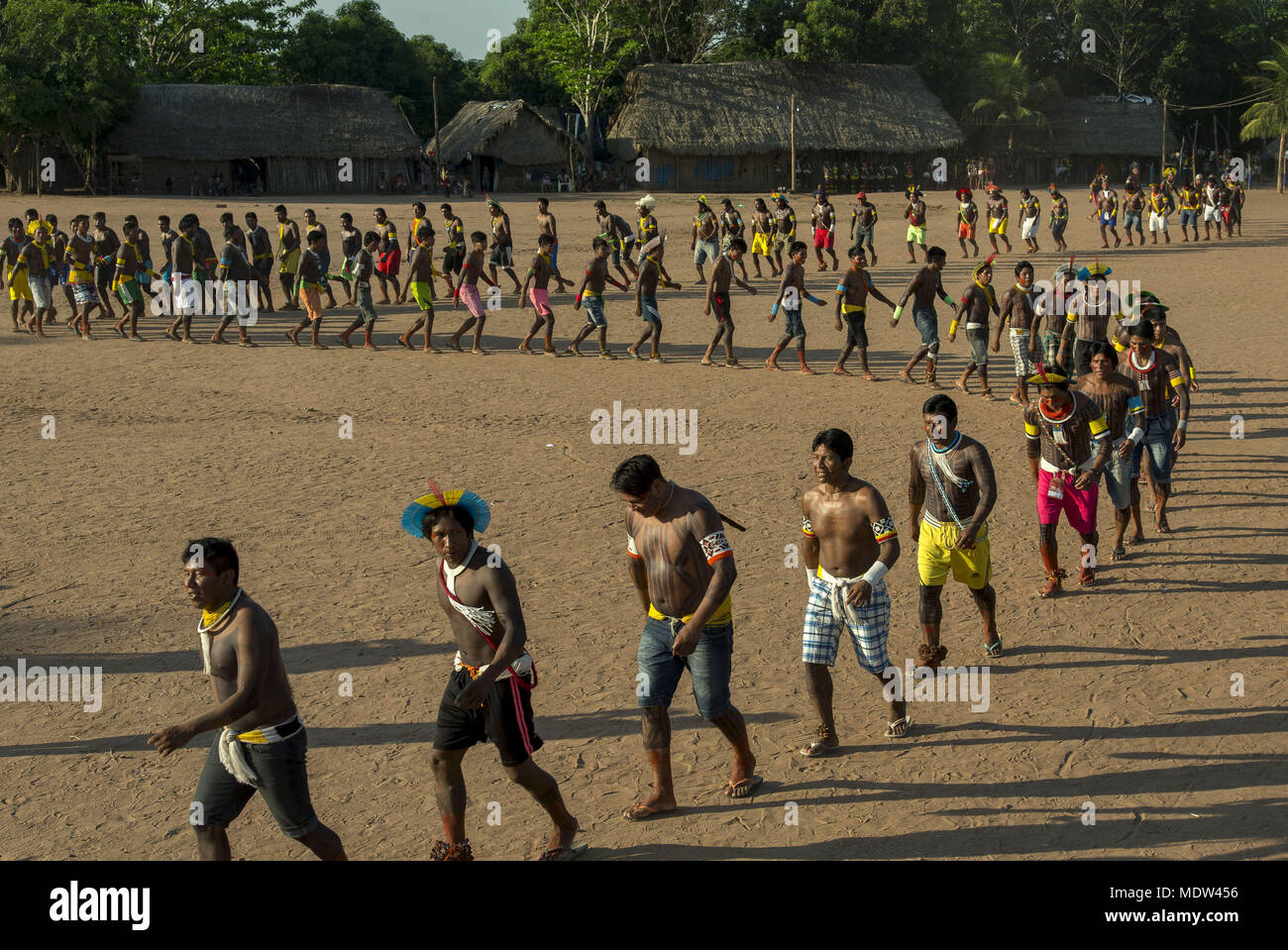 Gli Indiani Kayapó del villaggio Moikarako partecipare alla danza di manioca Foto Stock