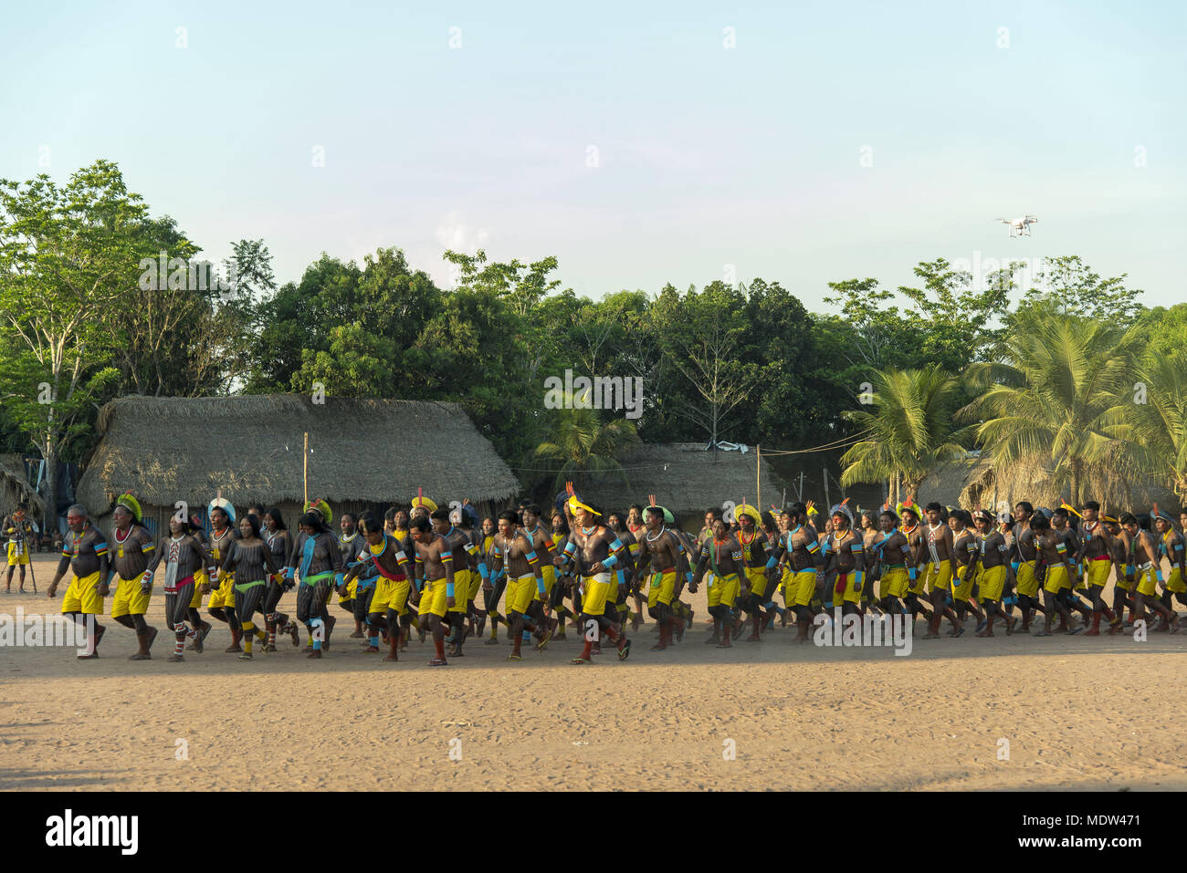 Gli Indiani Kayapó del villaggio Moikarako partecipare alla danza di manioca e drone di acquisizione delle immagini Foto Stock