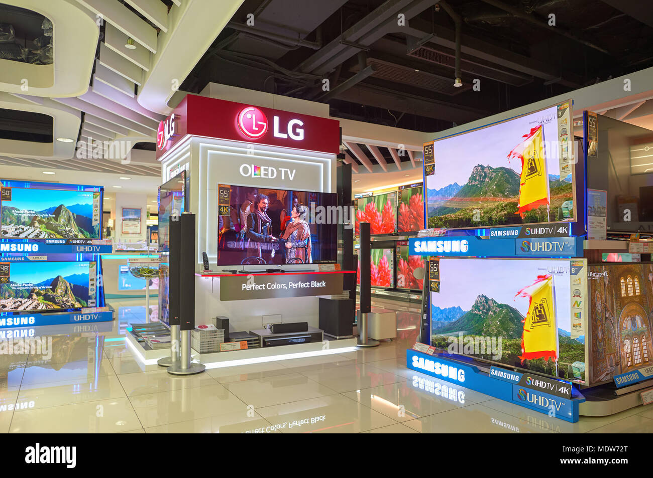 HONG KONG - Novembre 02, 2015: TV sul display nel negozio di elettronica di New Town Plaza. New Town Plaza è un centro commerciale per lo shopping nel centro della città di Sha Tin Foto Stock