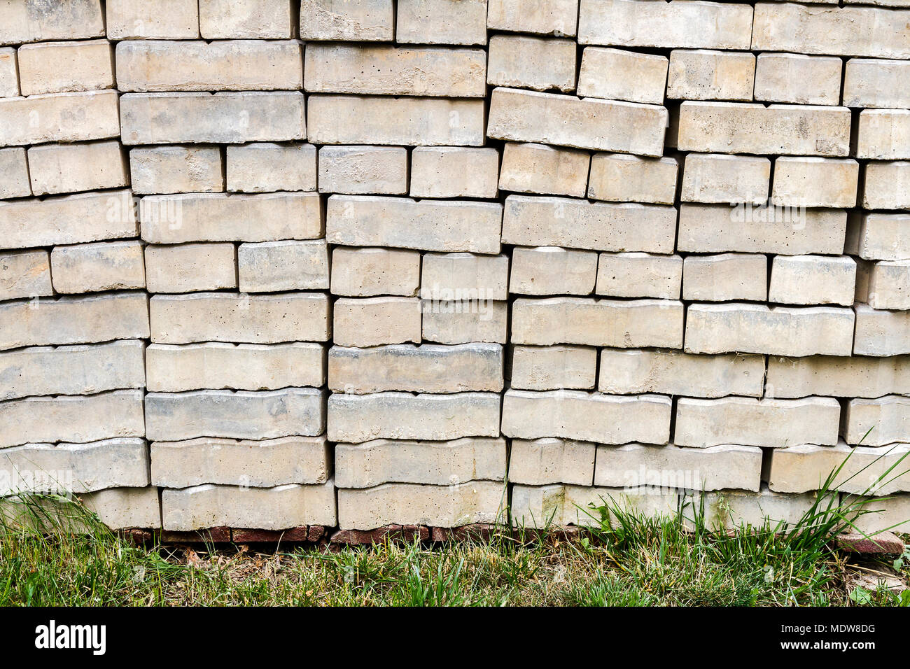 Vecchio impilati weathered Mattoni Calcestruzzo per pavimentazione. Sentiero impilati mattone sfondo texture Foto Stock