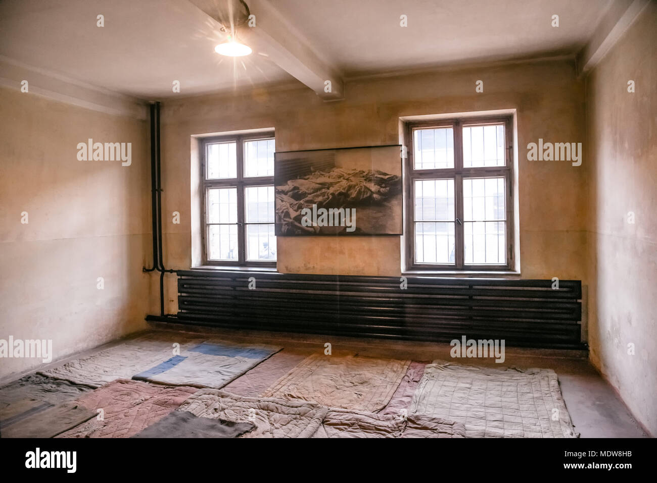 Oswiecim / Polonia - 02.15.2018: Prigionieri camera con solo pochi coperte sul pavimento invece di letti nel campo di concentramento di Auschwitz Museum. Foto Stock