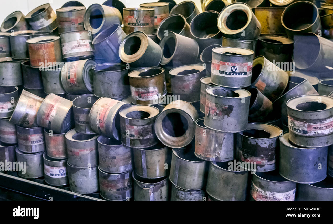 Oswiecim / Polonia - 02.15.2018: esposizione delle lattine vuote di gas zyklon veleno che sono state usate per sterminare la gente in Auschwitz camma di concentrazione Foto Stock