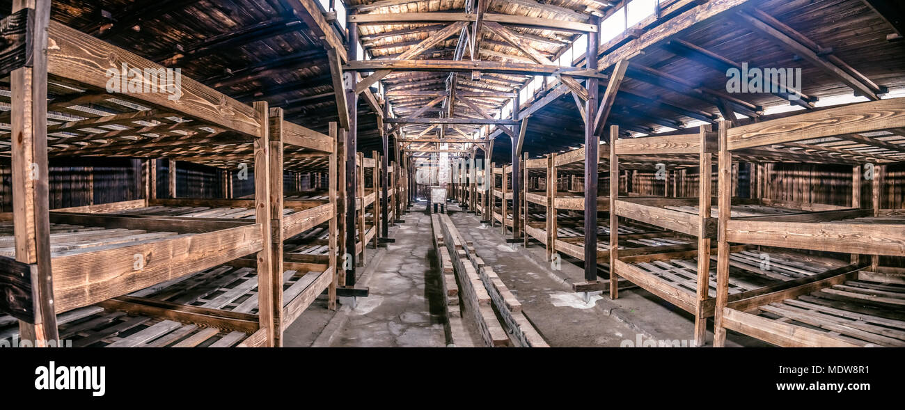 Oswiecim / Polonia - 02.15.2018: prigioniera di letti, letti a castello in barrack in Auschwitz Birkenau Museum. Foto Stock