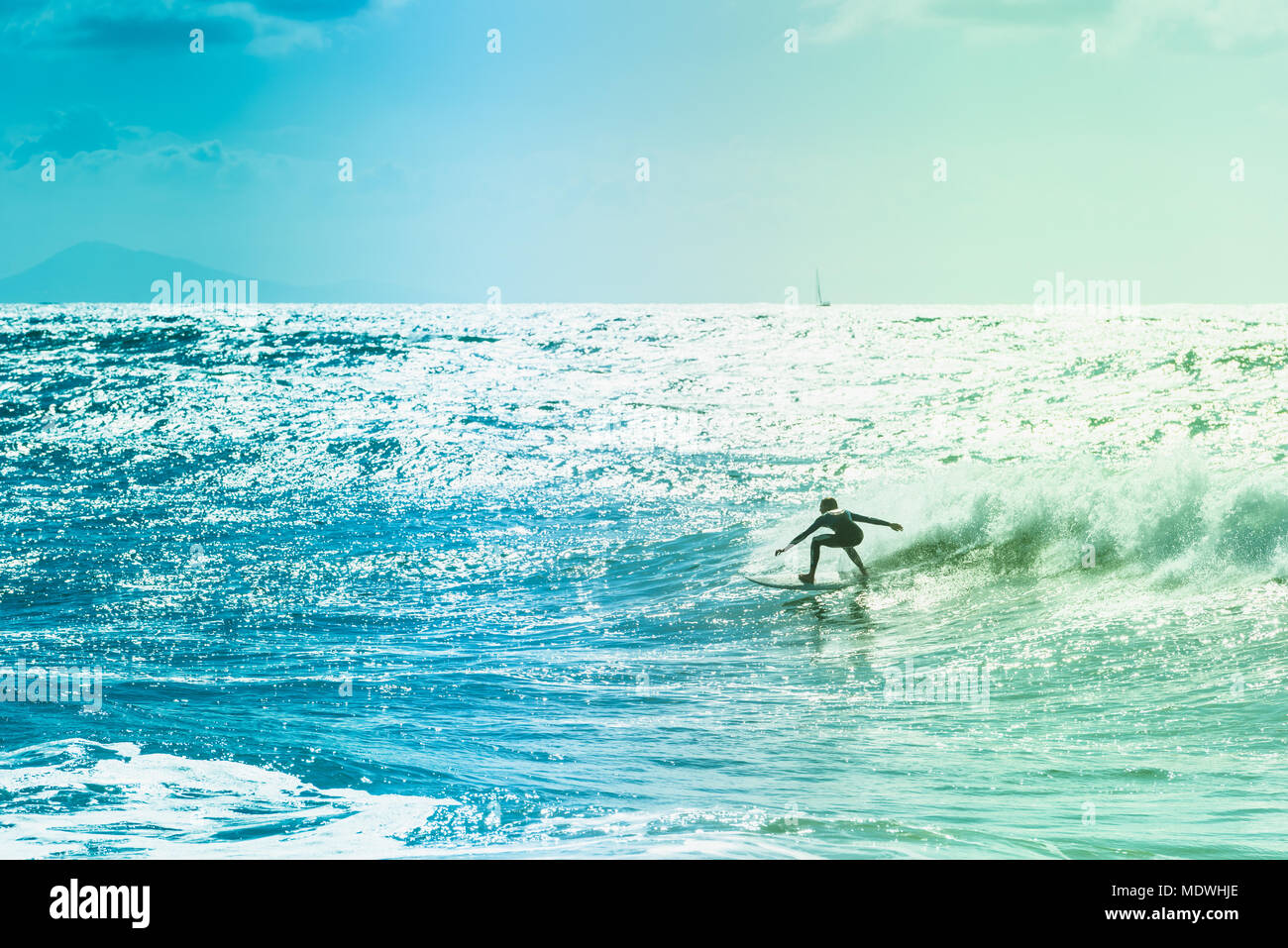 Extreme surfisti cavalcare alcune onde sul mare in Francia Foto Stock