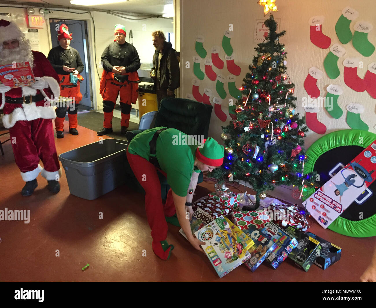 Regali Di Natale 5 Anni.Babbo Natale E La Sua Testa Elf Consegnare I Regali Di Natale Per I Bambini In