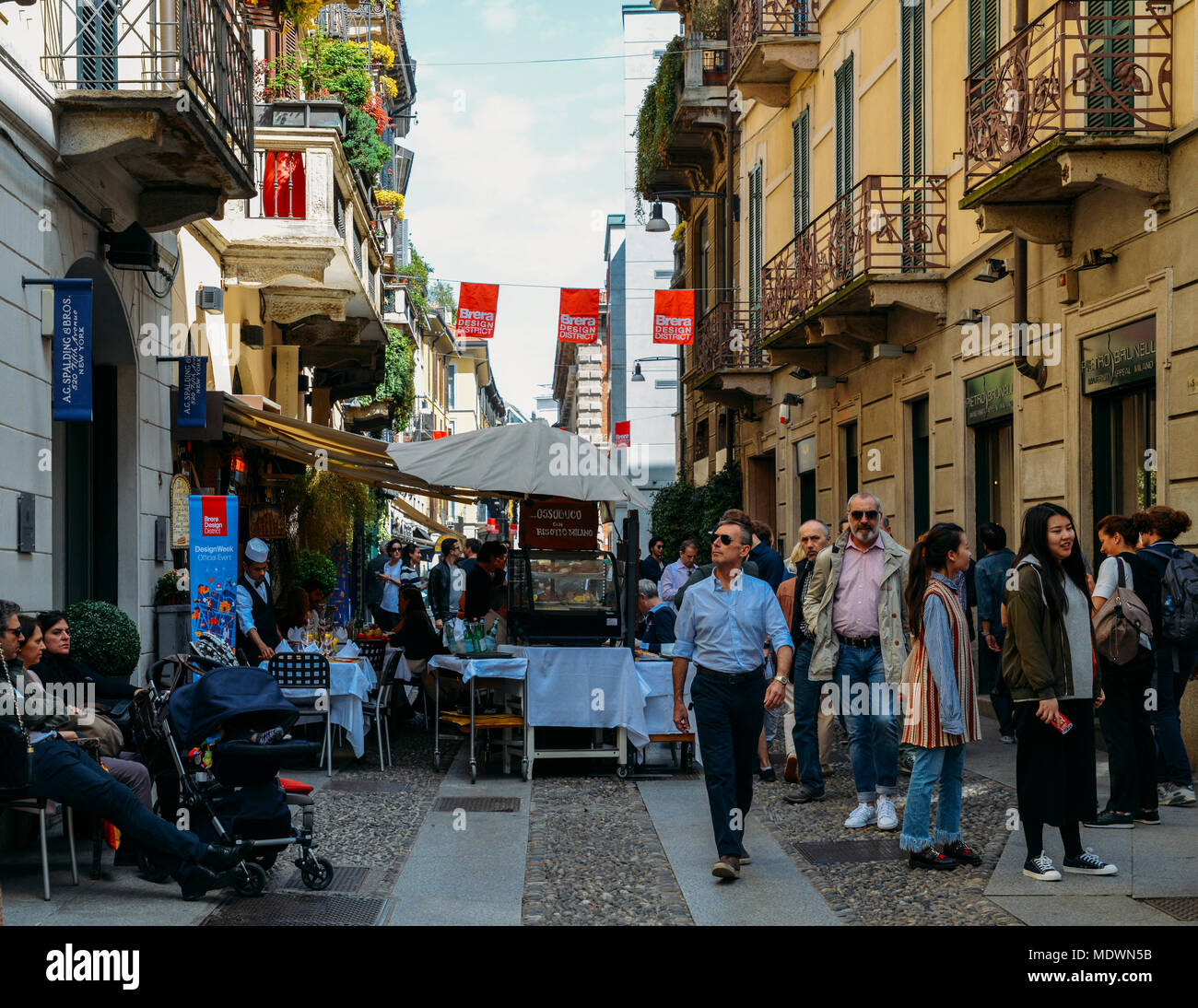 Milano, Italia - 17 Aprile 2018: turisti passeggiare nel centro storico di Boemia e la Pinacoteca di Brera Foto Stock