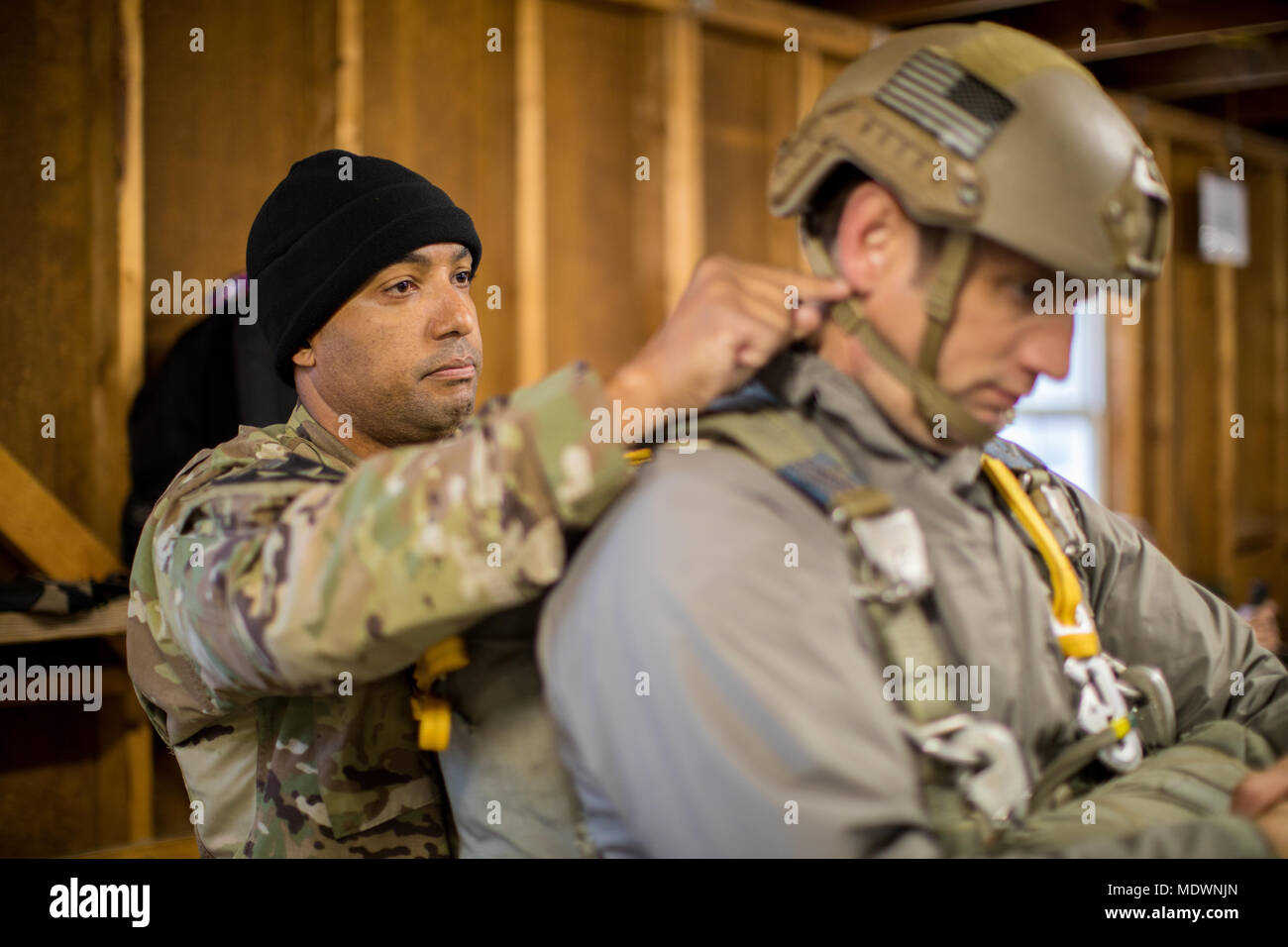 Un U.S. Paracadutista esercito riceve Jumpmaster ispezione personale (JMPI) durante il ventesimo annuale di Randy Oler Memorial il funzionamento del giocattolo di scendere a MacKall Army Airfield, N.C., 6 dicembre 2017. Quest'anno, otto paesi partecipano ed essi includono; la Colombia, Canada, Lettonia, Paesi Bassi, Svezia, Italia, Germania e Polonia. Il funzionamento del giocattolo Drop, ospitato dall'U.S. Esercito degli affari civili e le operazioni psicologiche il comando (Airborne) è il più grande combinati airborne operazione condotta in tutto il mondo. L'evento consente di soldati la possibilità di allenarsi sul loro militari professionali di specialità, mantenere la loro aria Foto Stock