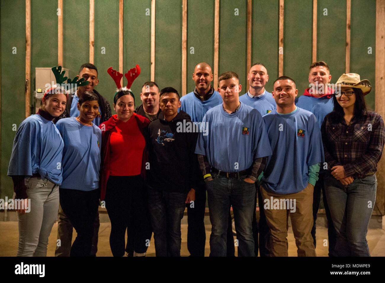 Marines e marinai volontariamente per l eccezionale membro della famiglia programma della festa delle luci il 4 dicembre 2017. I volontari hanno contribuito a impostare lo stand per la hayride, passata fuori di braccialetti per la hayride e altre cose per aiutare a rendere la manifestazione di grande successo come possibile. Marine Corps photo by Lance Cpl. Dominique Fisk. Foto Stock