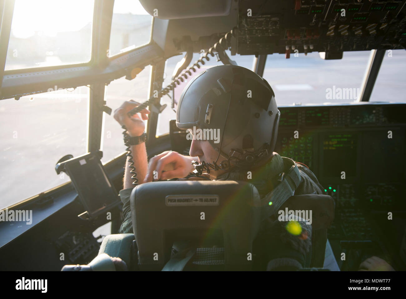 Il cap. La Giordania Hechinger, XLI Troop Carrier Squadron C-130J Super Hercules pilota, cinghie se stesso nel sedile del pilota durante l'esercizio vigili Ace 18, 6 dicembre 2017, a Yokota Air Base, Giappone. L'esercizio testato Yokota la prontezza e la capacità di ricevere e distribuire le forniture o le forze in Indo-Asia regione del Pacifico. (U.S. Air Force foto di Senior Airman Donald Hudson) Foto Stock