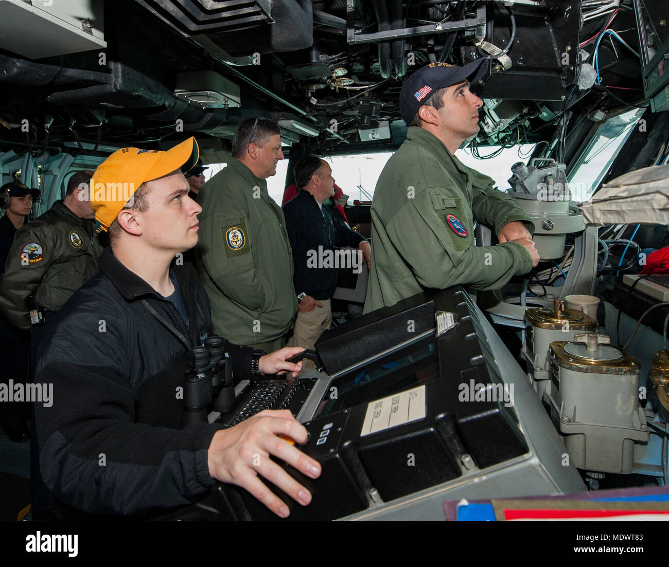 171210-N-NM806-0008 stretto di Magellano (dec. n. 10, 2017) marinai vegliano sul ponte durante la navigazione dello Stretto di Magellano a bordo dell'assalto anfibio nave USS Wasp (LHD 1). Vespa è in transito a Sasebo, Giappone per condurre un fatturato con la USS Bonhomme Richard (LHD 6) come distribuita ammiraglia delle forze anfibio NEGLI STATI UNITI 7 flotta area di operazioni. (U.S. Foto di Marina di Massa lo specialista di comunicazione di terza classe Taylor re/rilasciato) Foto Stock