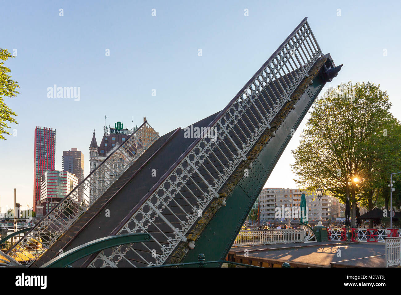 Aperto Spanjaards bridge nella zona storica di Rotterdam Foto Stock