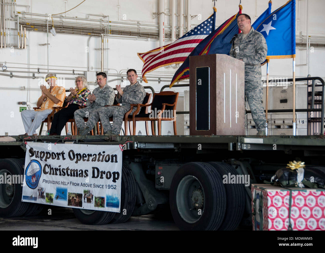 ANDERSEN AIR FORCE BASE (dec. n. 11, 2017) - Il Mag. Gen. Christopher Bence, commander, U.S. Aria forza expeditionary centro, offre commento durante il funzionamento il Natale goccia spingere la cerimonia a bordo di Andersen Air Force Base dic. 11. Ora nella sua 66esima iterazione, operazione caduta di Natale porta la tradizione di confezionamento e distribuzione di cibo, strumenti, giocattoli e altri elementi utili per i residenti nella Repubblica della Mariana Islands settentrionale, Stati Federati della Micronesia e la Repubblica di Palau. (U.S. Navy foto di JoAnna Delfin) Foto Stock