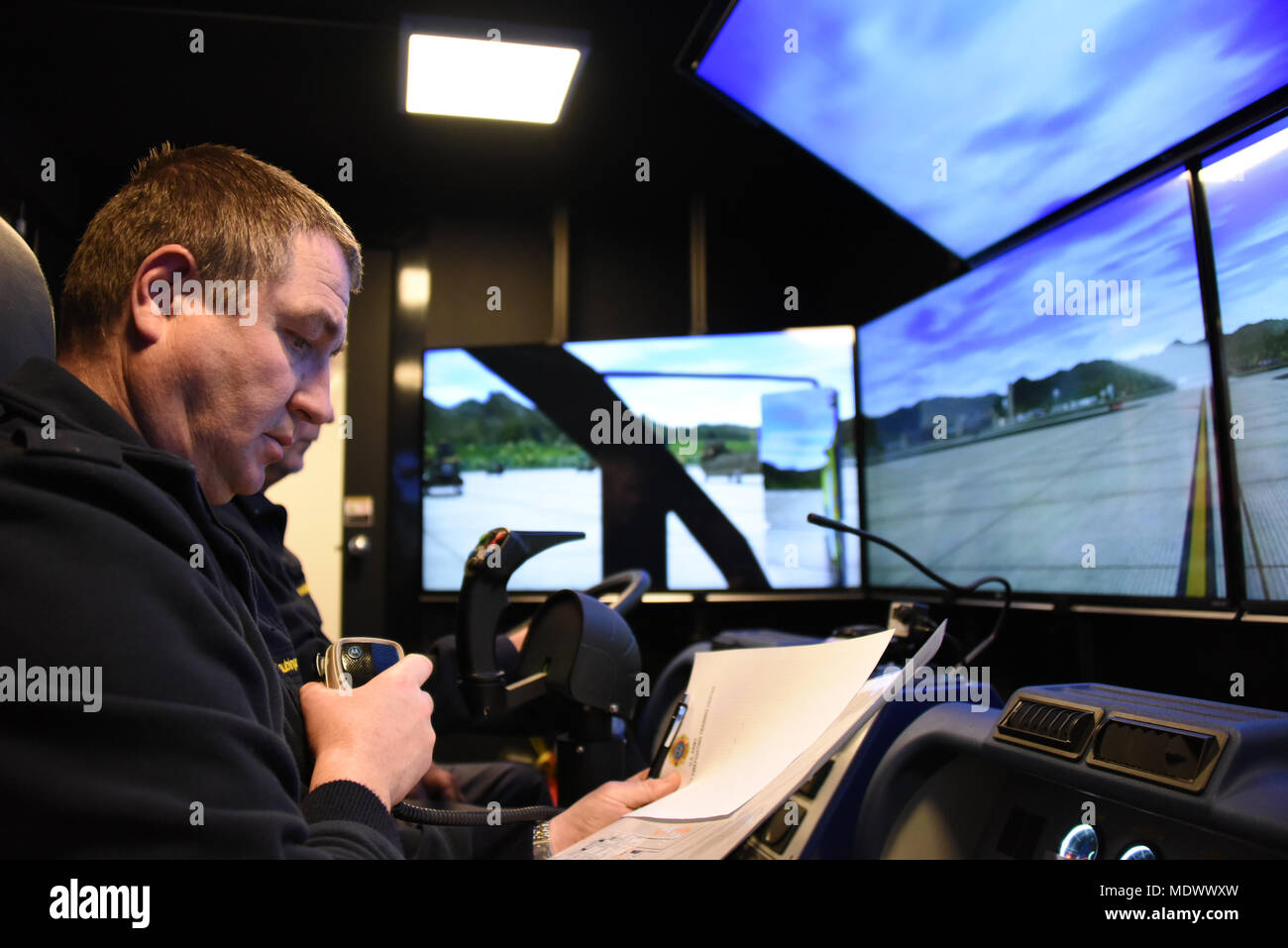 Aircraft Rescue Firefighting Simulator è un sistema di addestramento basato su computer utilizzato dall'esercito degli Stati Uniti per replicare scenari di emergenza su aeroporti militari. Al Katterbach Army Airfield di Ansbach, in Germania, il personale assegnato all'US Army Europe si è addestrato a gestire gli incidenti di incendio degli aerei e a navigare in sicurezza sulle piste attive. L'immagine di archivio documenta le istruzioni di simulazione digitale all'interno del framework Joint Multinational Training Command. Foto Stock