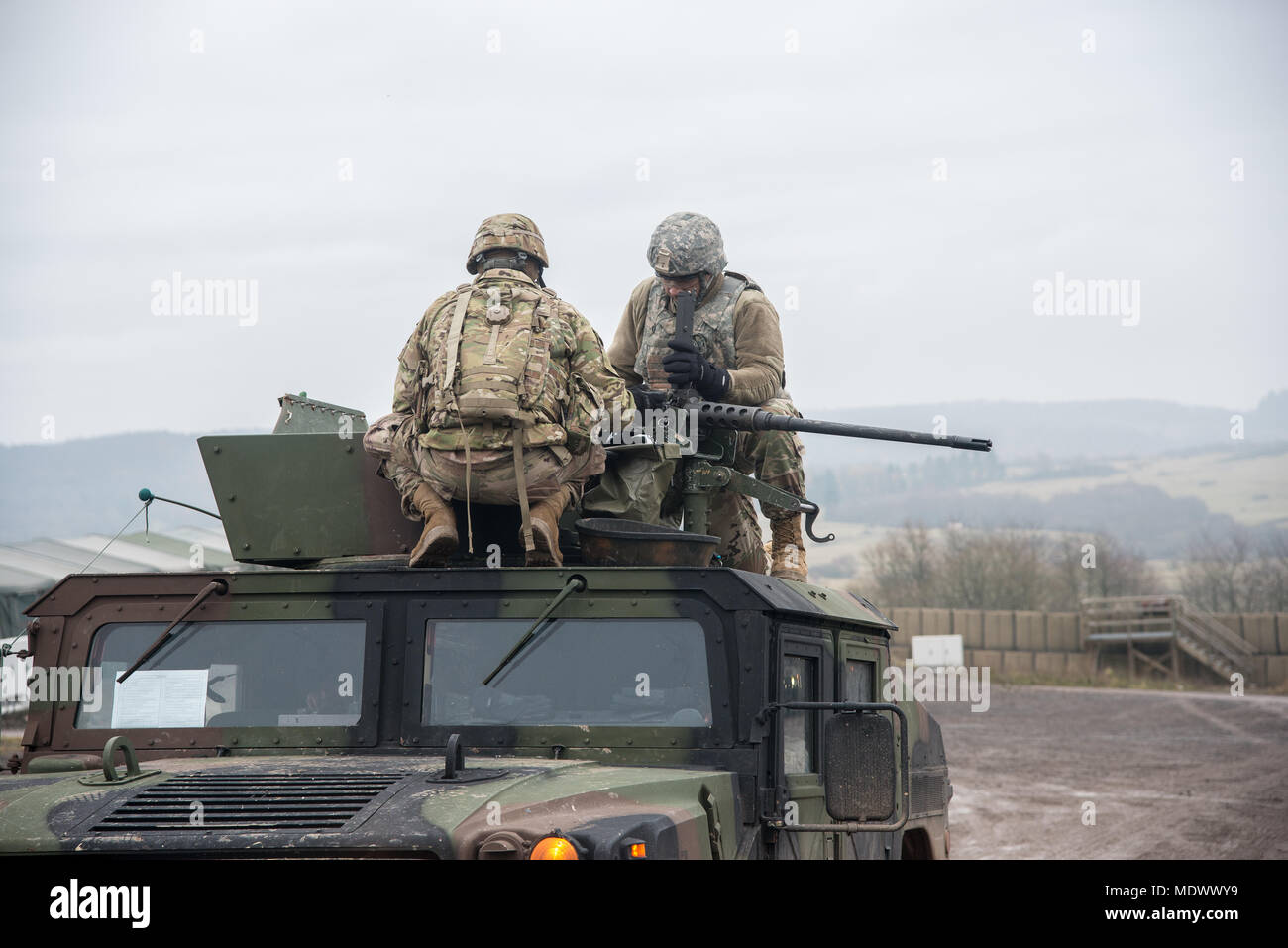 Stati Uniti I soldati assegnati alla sedicesima brigata di supporto, Baumholder, Germania, partecipando a un convoglio Live Fire esercitare all'Baumholder zona di addestramento militare. La formazione ha avuto luogo sul campo 35, Baumholder zona di addestramento militare, Baumholder, Germania, Dic 06, 2017(foto scattata da Erich Backes, VI specialista, TSC Baumholder/ rilasciato). Foto Stock