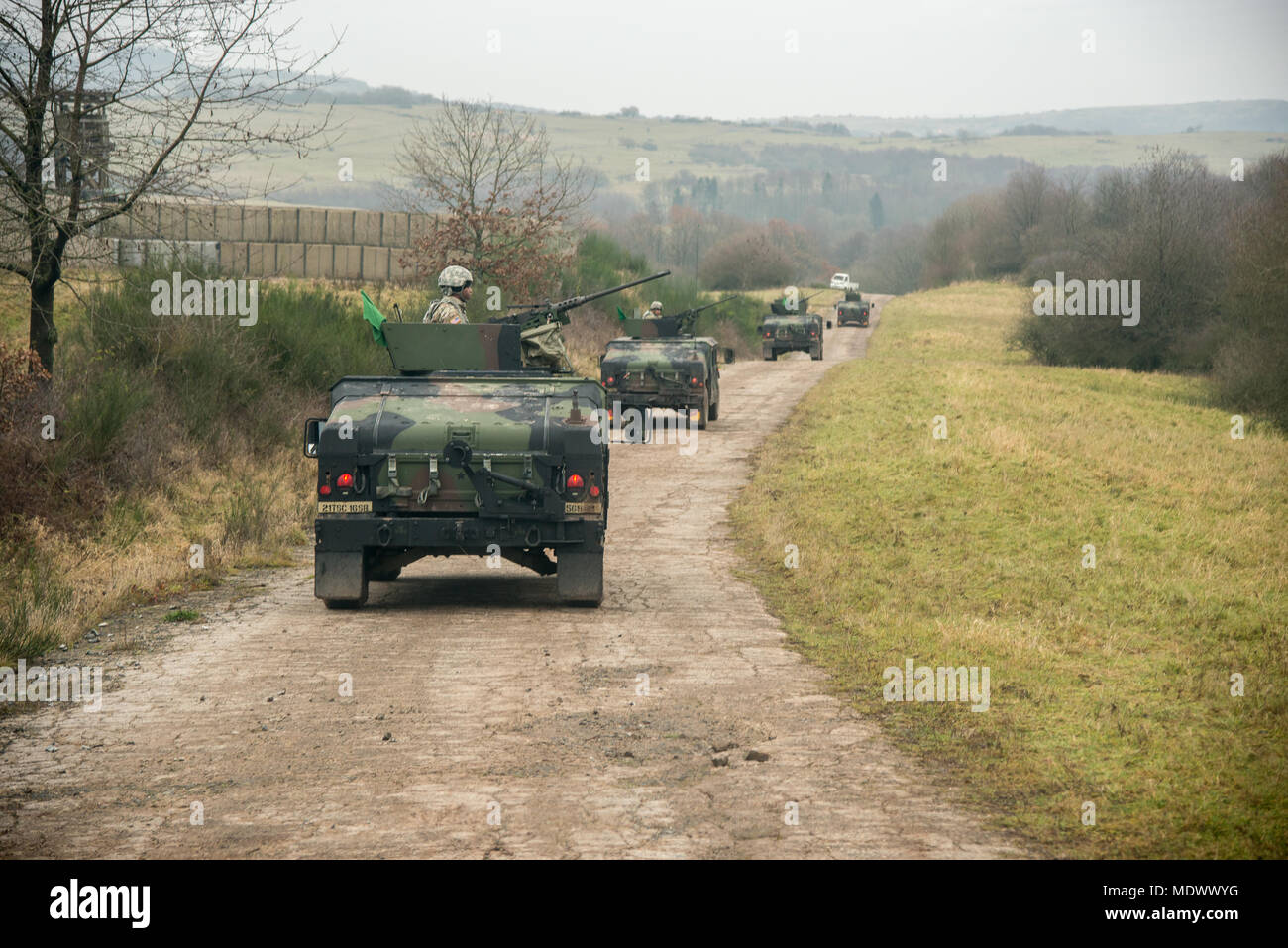 Stati Uniti I soldati assegnati alla sedicesima brigata di supporto, Baumholder, Germania, partecipando a un convoglio Live Fire esercitare all'Baumholder zona di addestramento militare. La formazione ha avuto luogo sul campo 35, Baumholder zona di addestramento militare, Baumholder, Germania, Dic 06, 2017(foto scattata da Erich Backes, VI specialista, TSC Baumholder/ rilasciato). Foto Stock