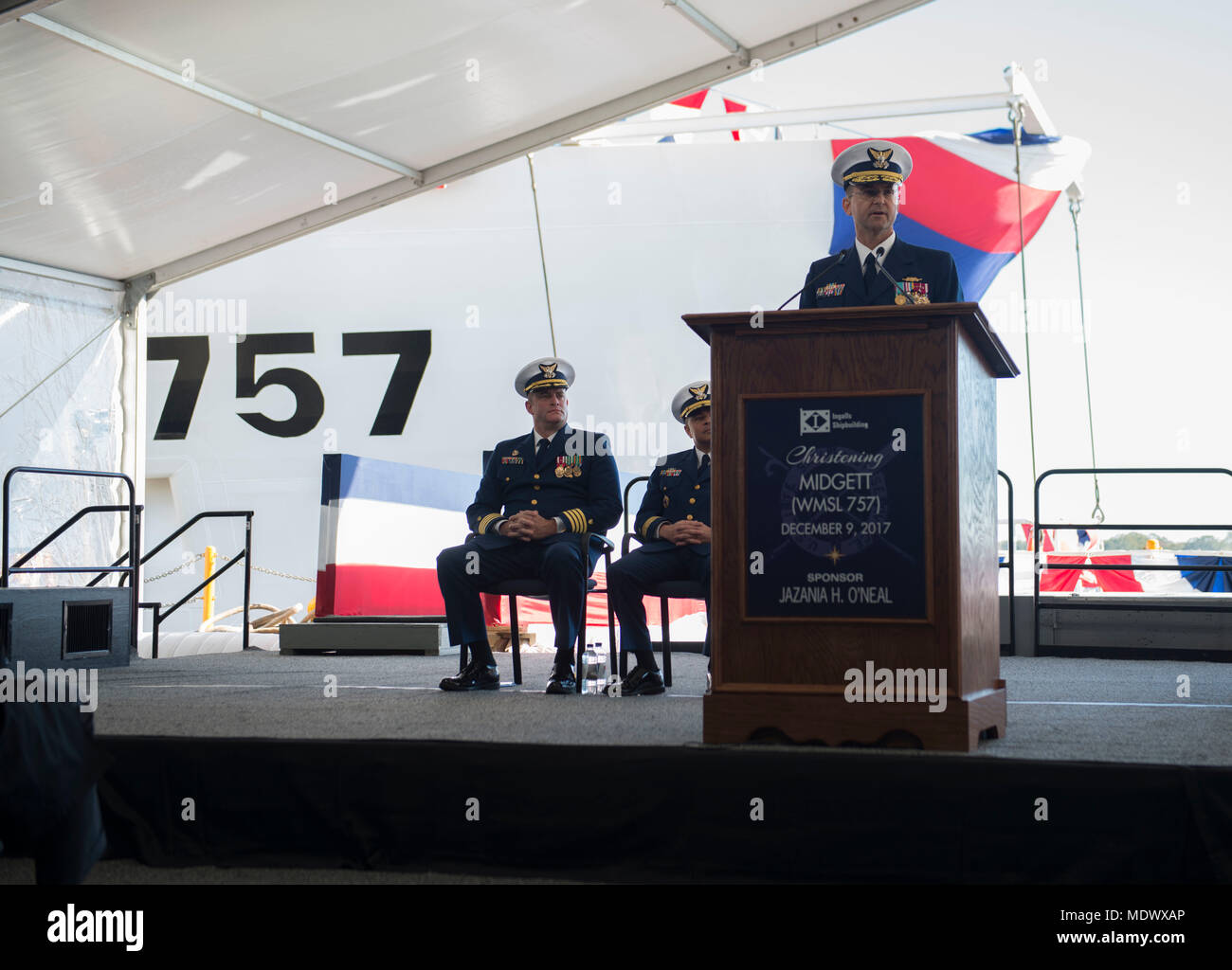 Coast Guard Vice comandante Adm. Charles Michel parla durante una cerimonia di battesimo per i guardacoste Midgett WMSL (757) in Pascagoula, Miss., Sabato, Dicembre 9, 2017. Midgett è l'ottava nave ad essere costruita nella legenda-classe di Coast Guard la sicurezza nazionale taglierine. Coast Guard foto di Sottufficiali di terza classe Brandon Giles Foto Stock