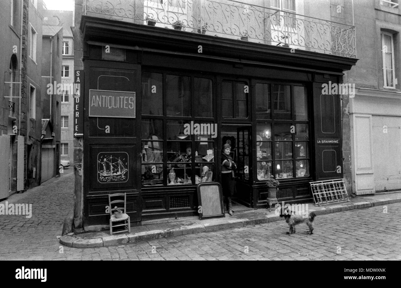 AJAXNETPHOTO. 1982. ST.MALO, Francia. - Centro storico antiquariato - ANTINQUITIES SHOP nella città vecchia. Foto:JONATHAN EASTLAND/AJAX REF:821007 32012 Foto Stock