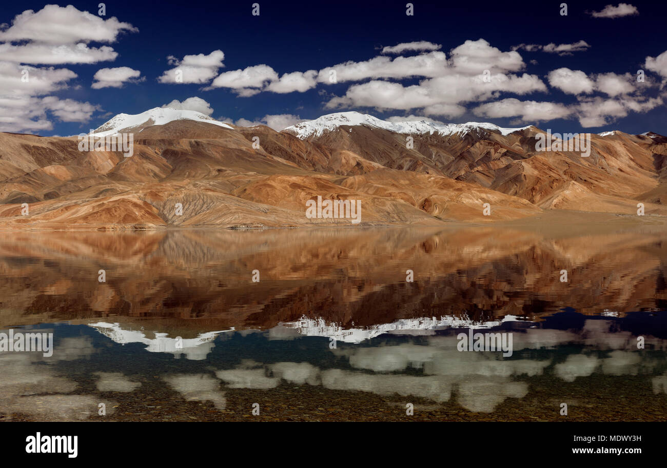 Una riflessione di Himalaya in alta atitudine lago di acqua salata Moriri in Ladakh, India. Il lago si trova vicino alla vecchia rotta commerciale tra India e Tibet. Foto Stock