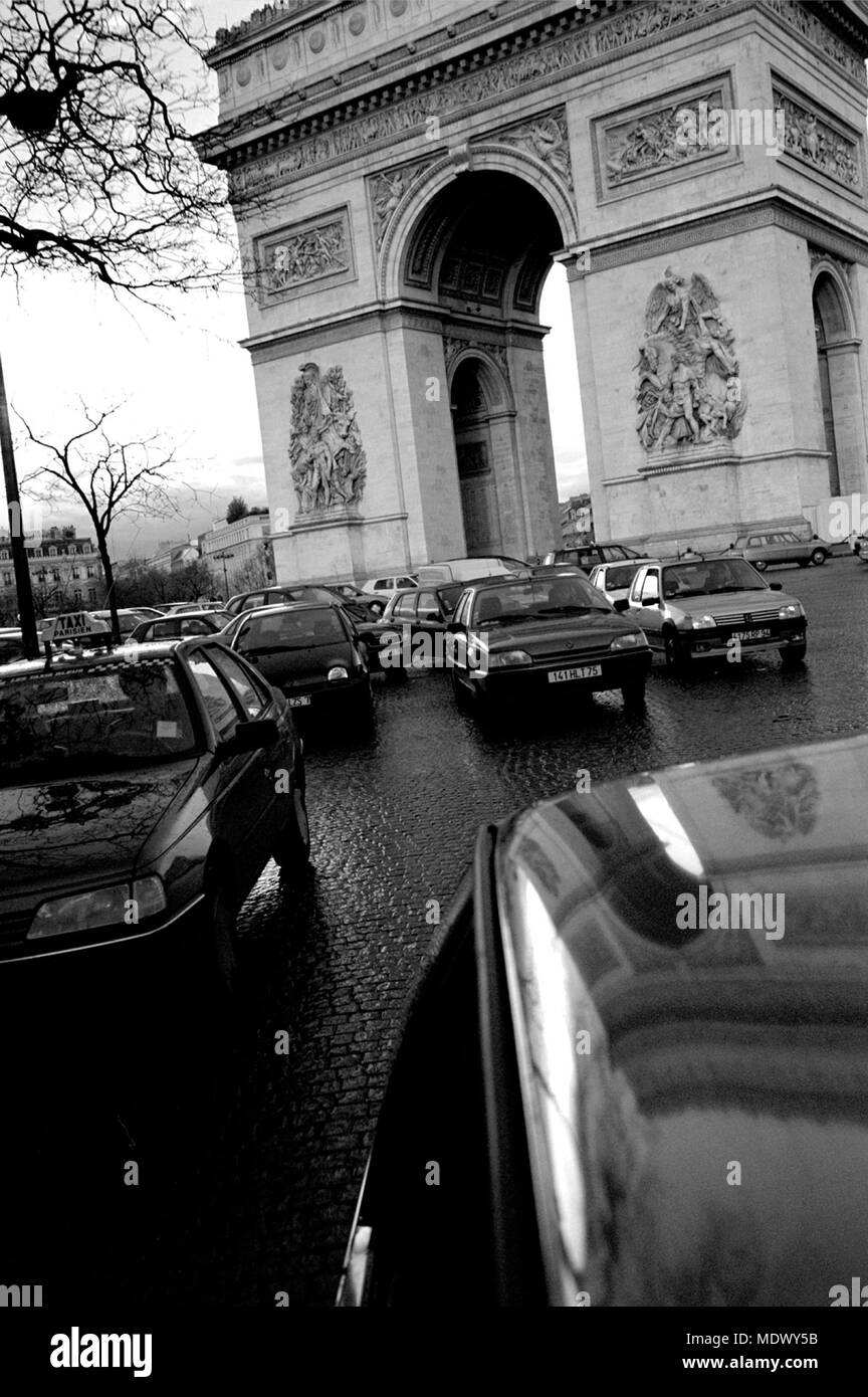 AJAXNETPHOTO. Parigi, Francia. - Arrotondamento ETOILE - Flusso di veicoli che passano l'arco d'TRIOMPHE durante la mattina presto l'ora di punta. Foto:JONATHAN EASTLAND/AJAX REF:M7 Foto Stock