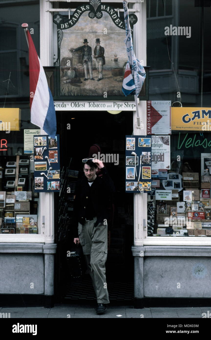 AJAXNETPHOTO. GOUDA, Olanda. - Il più vecchio della città - TABACCHI E TUBO FACCIATA SHOP sostiene di essere il più antico della città. Foto:JONATHAN EASTLAND/AJAX REF:970765 Foto Stock