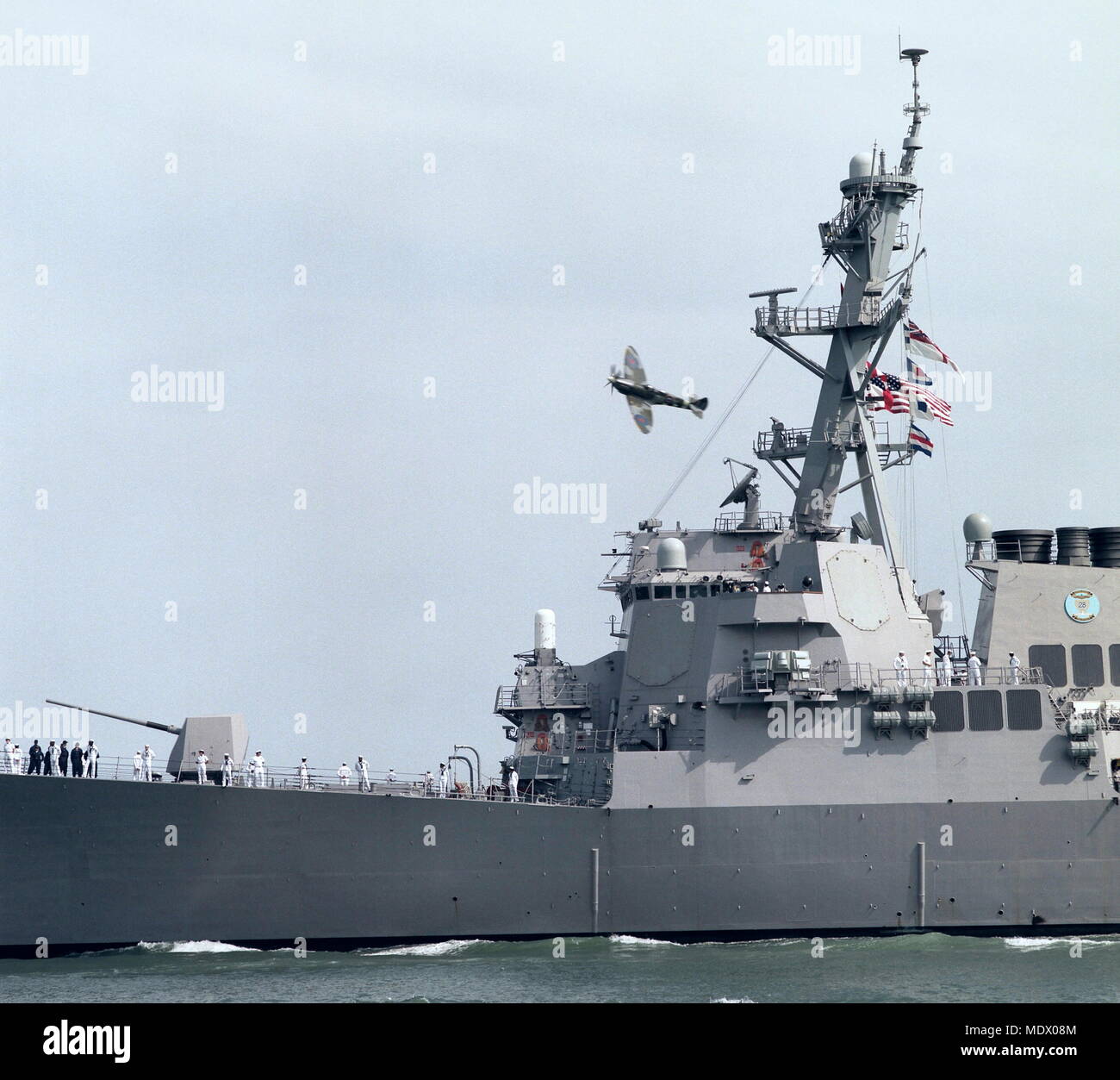 AJAXNETPHOTO. 23RD agosto, 2001. PORTSMOUTH, Inghilterra. - VINTAGE BENVENUTI - quando la US NAVY della nuovissima nave da guerra, il ARLEIGH BURKE DESTROYER USS WINSTON S. Churchill arrivò a Portsmouth oggi alla fine della sua Maiden Voyage straniera, un RAF SPITFIRE REALIZZATO UN FLY-passato di saluto. Foto:JONATHAN EASTLAND/AJAX. REF: 2001. Foto Stock