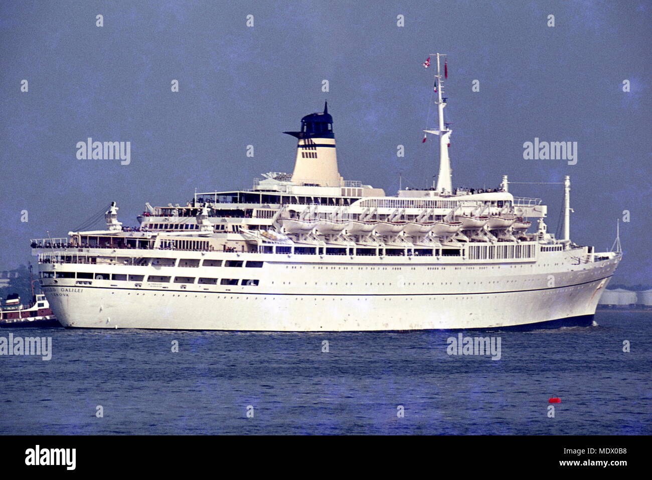 AJAXNETPHOTO. Anni Sessanta (circa). SOUTHAMPTON, Inghilterra. - SS GALILEO GALILEI fu un oceano nave passeggeri costruita nel 1963 dai Cantieri Riuniti dell' Adriatico, Monfalcone, Italia per il Lloyd Triestino di ITALIA-AUSTRALIA. foto:VIV TOWNLEY/AJAX REF:22412 2 2 36 Foto Stock