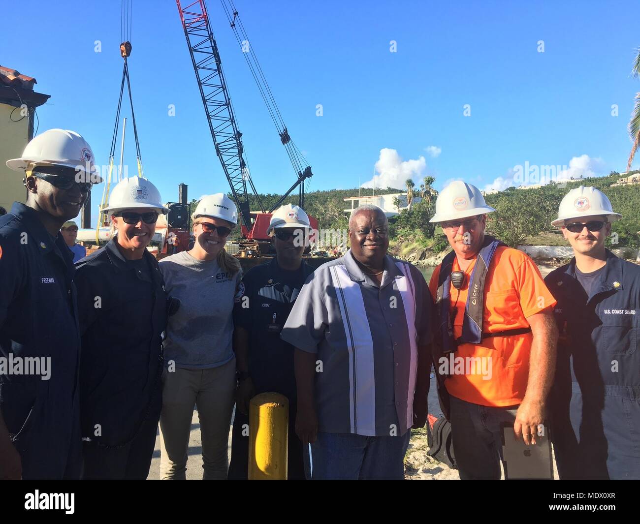 Governatore Kenneth E. Mapp, U.S. Isole Vergini, si è incontrato con i membri della guardia costiera, l'Agenzia per la protezione ambientale e la risolvere Marine Group di master di soccorso per mostrare il suo apprezzamento per gli sforzi compiuti con il supporto di emergenza funzione 10 missione su San Giovanni, Dic 12, 2017. Il personale di risposta negli Stati Uniti Isole Vergini di lavorare sotto il FSE-10 missione sono vie navigabili di clearing e di assistere la comunità nautica nella regione colpita. Foto per gentile concessione di Gov. Mapp dell'ufficio. Foto Stock