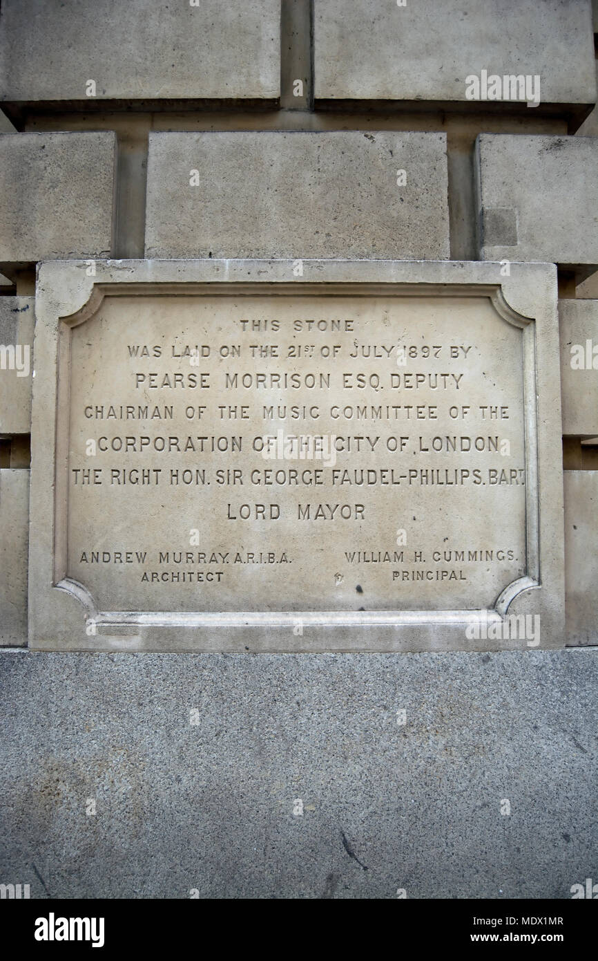 Pietra di fondazione al 1897 sito della Guildhall School of Music, nella city di Londra, Inghilterra Foto Stock