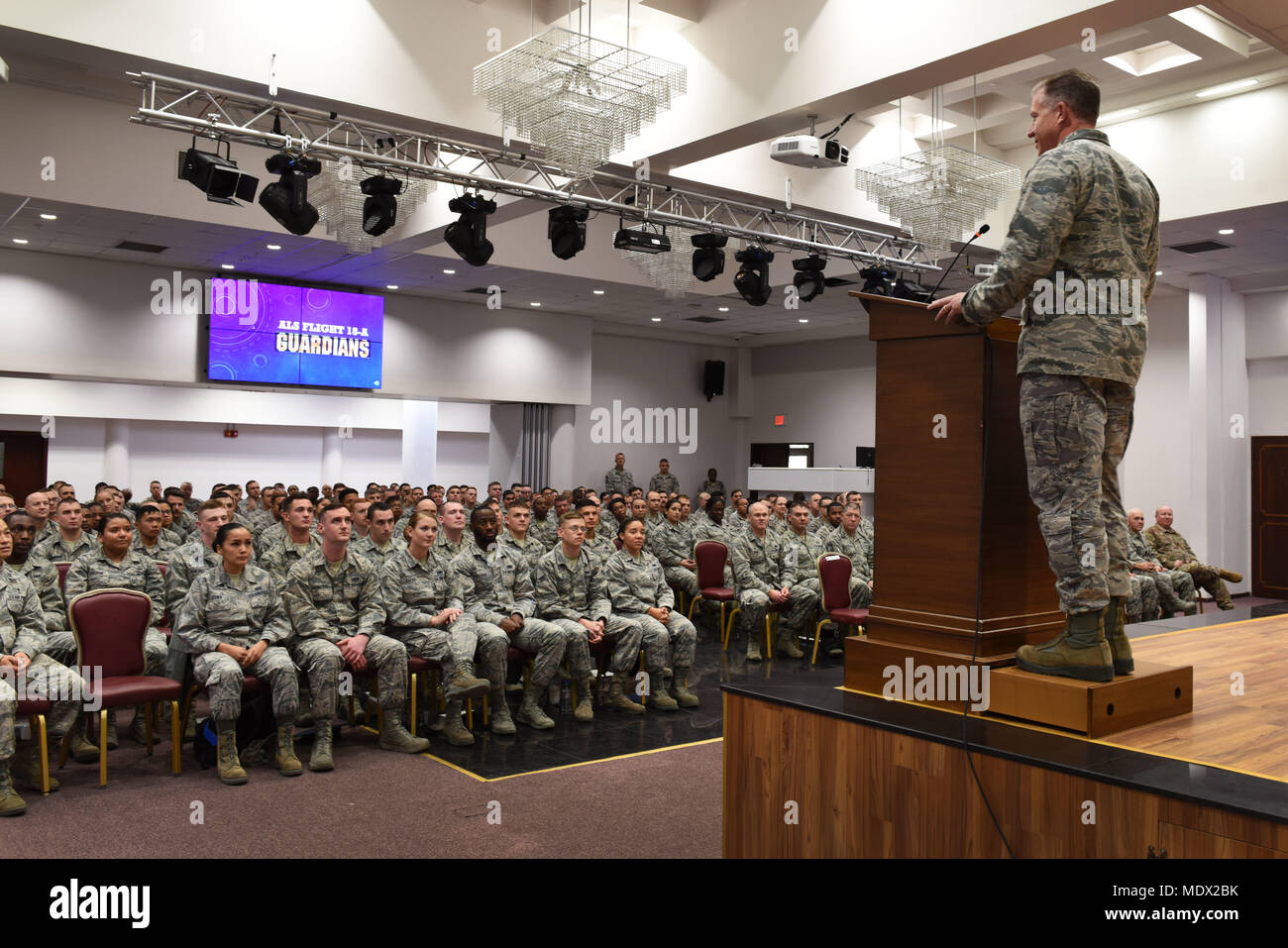 Stati Uniti Air Force Col. David Eaglin, 39th Air Base Wing Commander, risolve la laurea ALS classe di volo 18-A, Incirlik Air Base, Turchia, 7 dicembre, 2017. Eaglin si è congratulato con i laureati e ha parlato dell importanza di prendersi cura di aviatori. (U.S. Air Force photo by Staff Sgt. Rebeccah A. Woodrow) Foto Stock