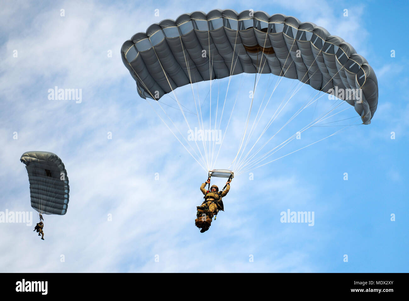 Pararescuemen dalla 38th Rescue Squadron (RQS) paracadute da un HC-130J contro il re II durante una missione di pieno esercizio del profilo, Dic 14, 2017, a Moody Air Force Base Ga. Durante la formazione, la trentottesima RQS recuperato vittime mentre sotto il fuoco nemico per preparare la futura ricerca e missioni di salvataggio e di valutare la loro unità è la sua capacità di lavorare in modo coesivo per compiere la missione. (U.S. Air Force foto di Airman Eugene Oliver) Foto Stock