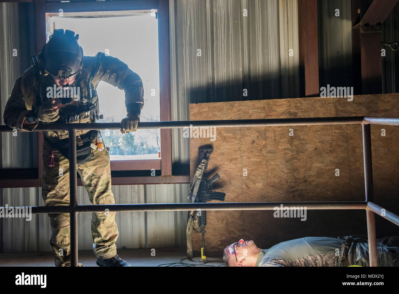 Un Pararescueman dalla 38th Rescue Squadron (RQS) guarda giù un edificio durante una missione di pieno esercizio del profilo, Dic 12, 2017, a Moody Air Force Base, Ga. La trentottesima RQS condotta la formazione in preparazione per la futura ricerca e missioni di salvataggio e di valutare la loro unità è la sua capacità di lavorare in modo coesivo per compiere la missione. (U.S Air Force foto di Airman Eugene Oliver) Foto Stock