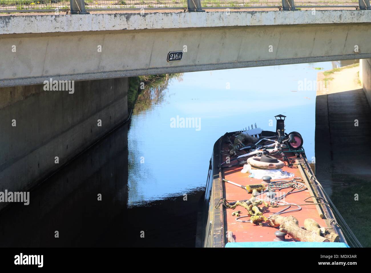 Canal Boat / chiatta ormeggiata sotto un ponte Foto Stock