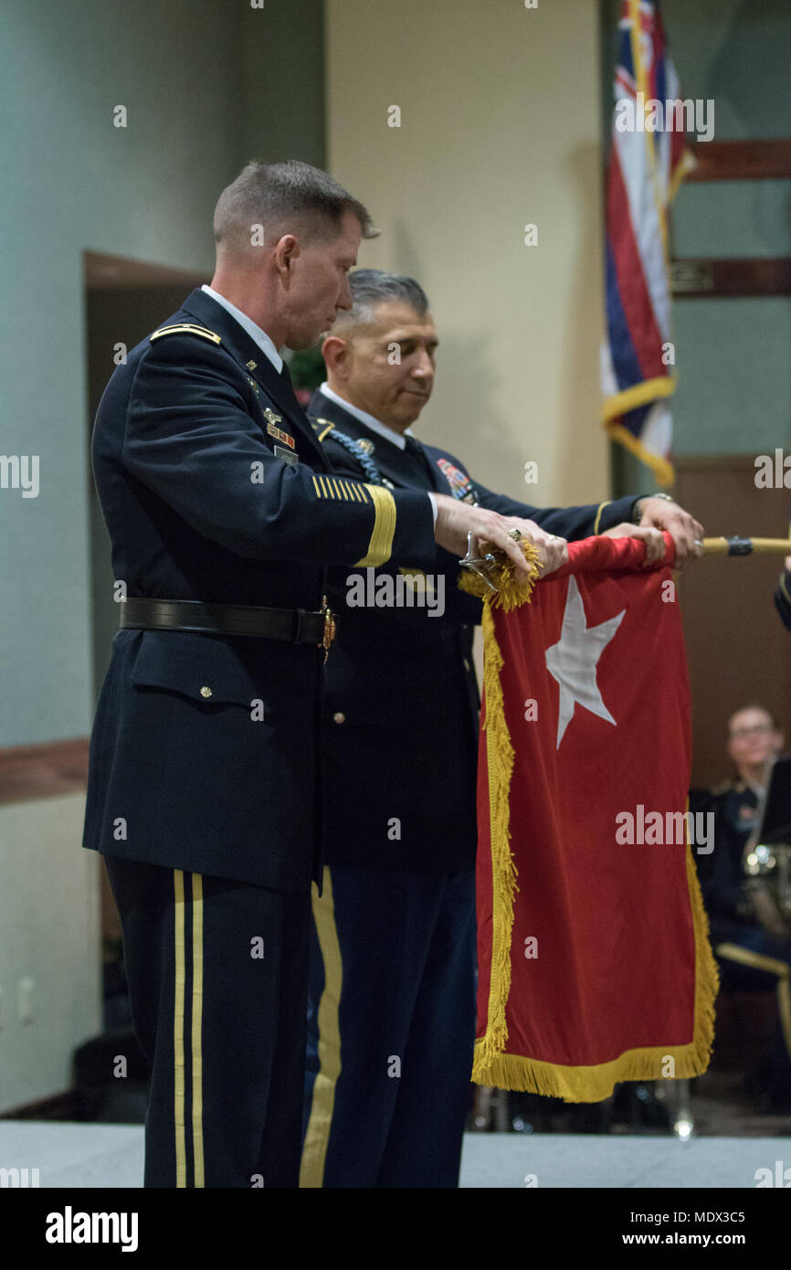Brig. Gen. David M. Hodne, vice comandante della quarta divisione di fanteria, distende la sua ufficiale generale bandiera a fianco del suo ex collega di comando Sgt. Il Mag. Richard L. Ayala, (ex) 1° Brigata Stryker Command Sgt. Grandi, durante la sua cerimonia di promozione presso il quartier generale di divisione, Dicembre 15, 2017, Fort Carson, Colorado. (U.S. Esercito foto di Sgt. Asa Bingham) Foto Stock