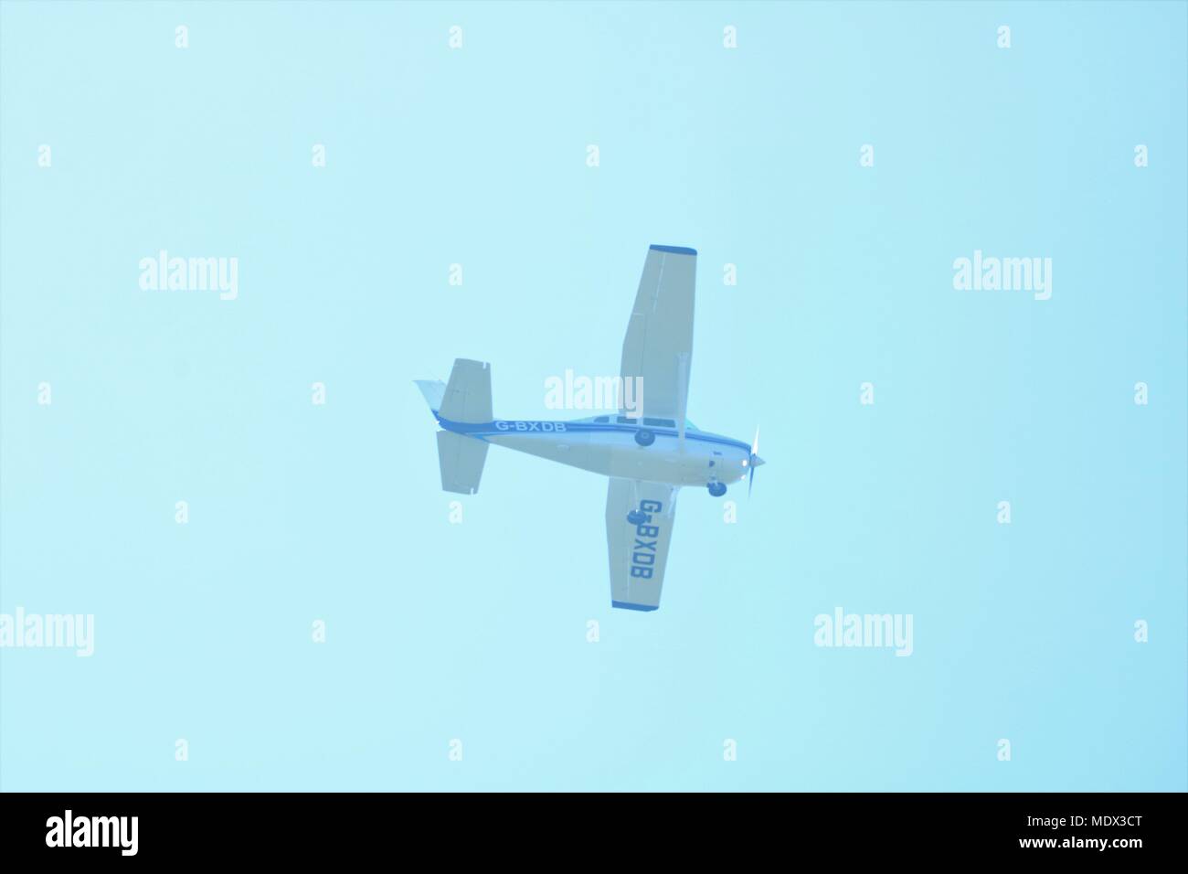 Aeromobili leggeri in volo contro un cielo blu Foto Stock