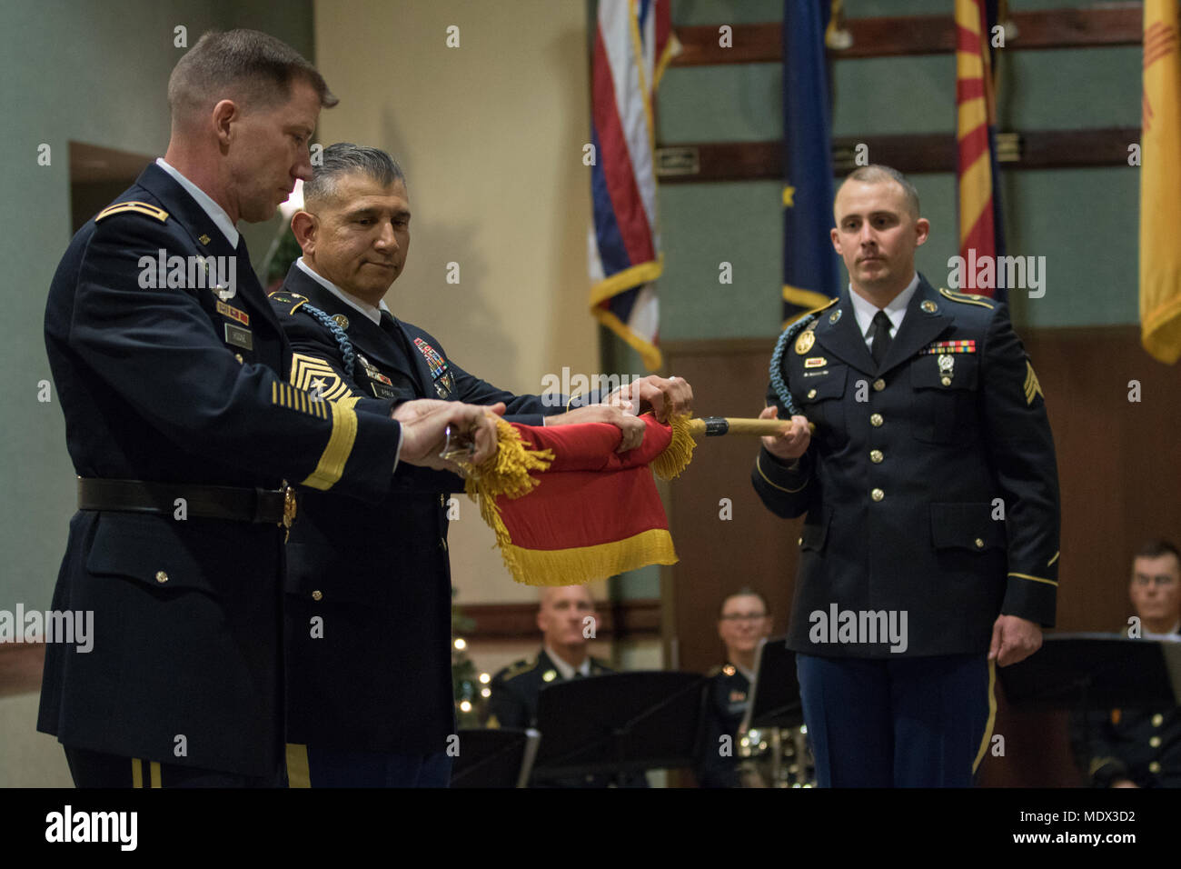 Brig. Gen. David M. Hodne, vice comandante della quarta divisione di fanteria, distende la sua ufficiale generale bandiera a fianco del suo ex collega di comando Sgt. Il Mag. Richard L. Ayala, (ex) 1° Brigata Stryker Command Sgt. Grandi, durante la sua cerimonia di promozione, 15 dicembre 2017, presso il quartier generale di divisione, Fort Carson, Colorado. (U.S. Esercito foto di Sgt. Asa Bingham) Foto Stock