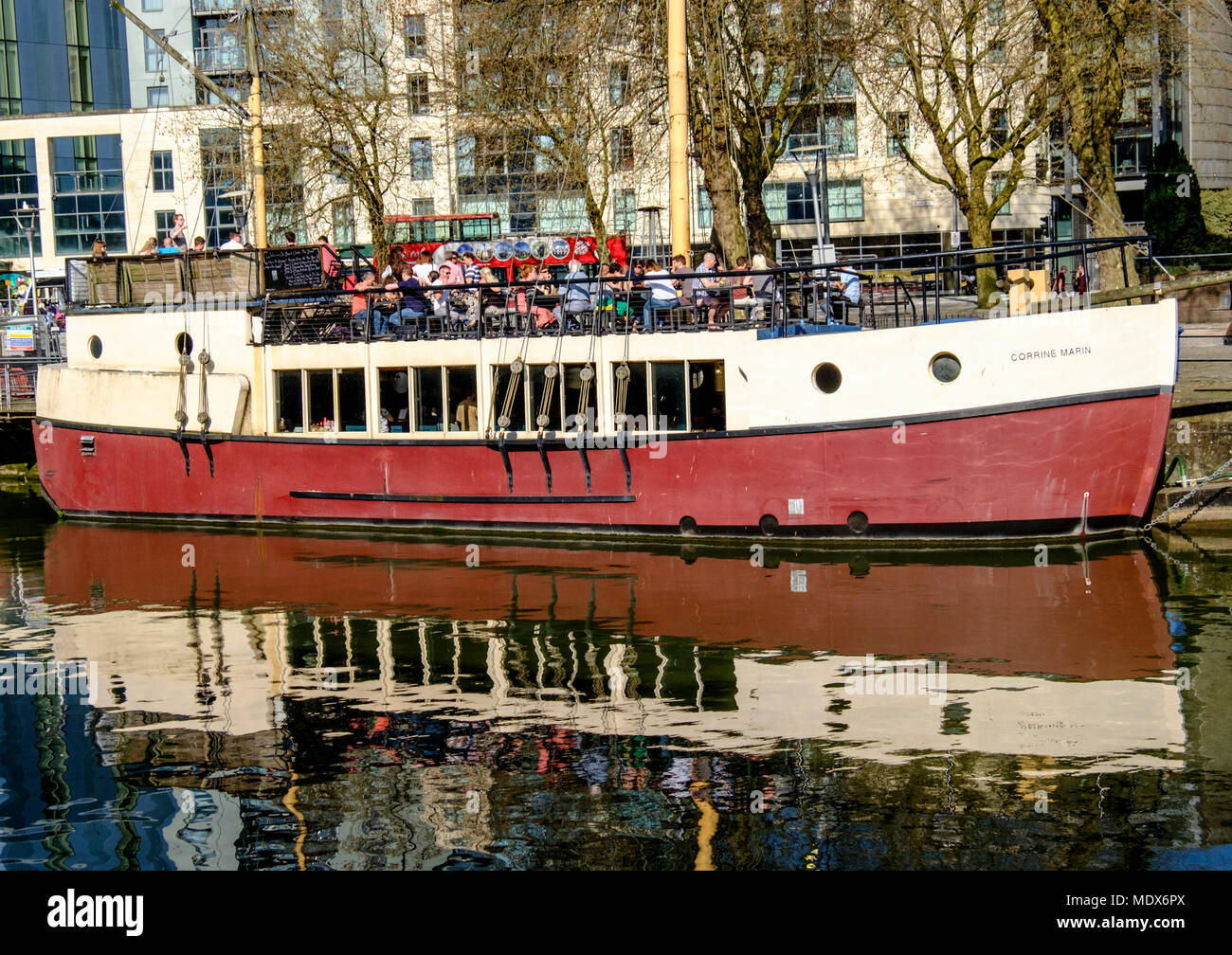 Xx Aprile 2018. Il primo caldo venerdì sera dell'anno, popolo gregge di Bristol Harbourside. ©JMF News / Alamy Live News Foto Stock