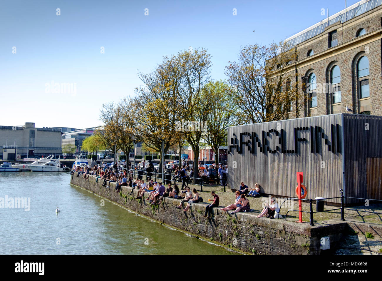 Xx Aprile 2018. Il primo caldo venerdì sera dell'anno, popolo gregge di Bristol Harbourside. ©JMF News / Alamy Live News Foto Stock