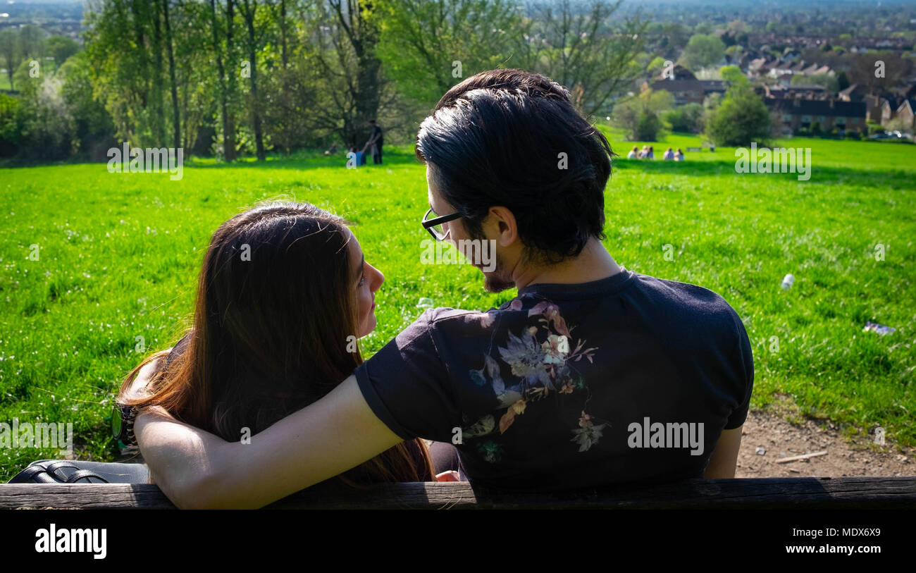 Londra, Inghilterra. Il 20 aprile 2018. Una giovane coppia potrete crogiolarvi al sole su una lunga calda venerdì pomeriggio si affaccia su Harrow. ©Tim anello/ALamy Live News. Foto Stock